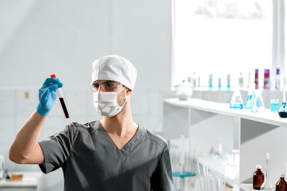 laborant-epruveta-krv