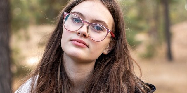 zena sa naocarima